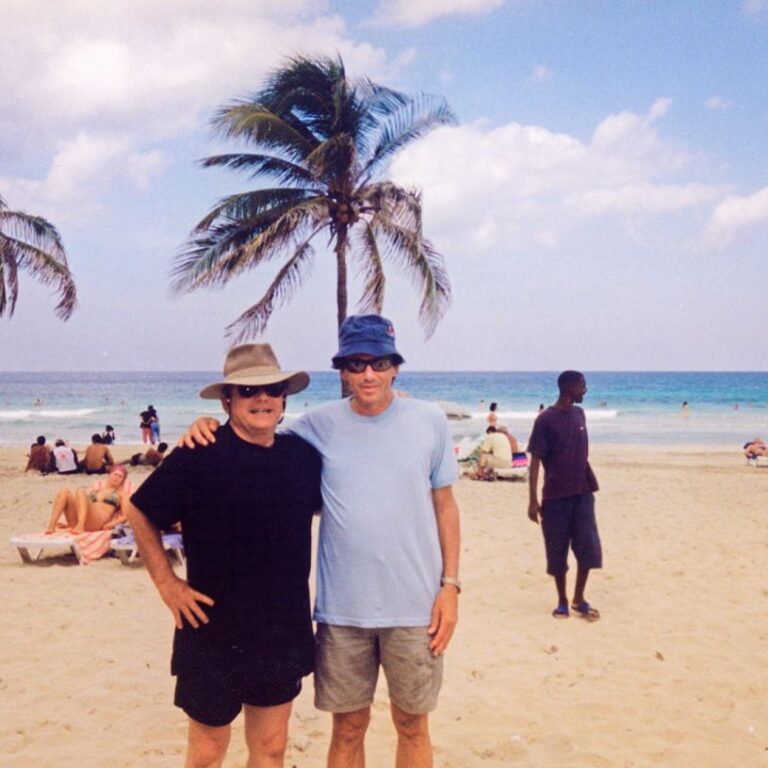 עם ראובן קליין בחוף טרופי בקובה