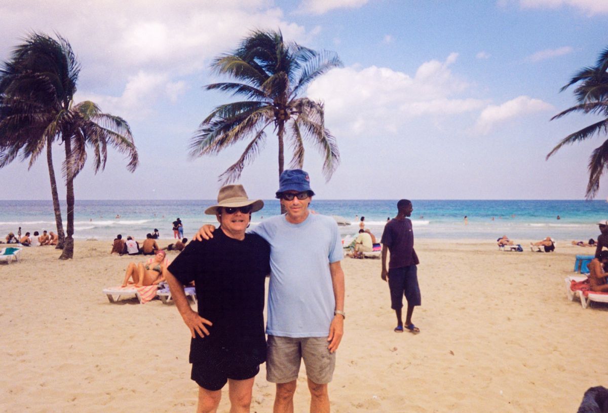 עם ראובן קליין בחוף טרופי בקובה