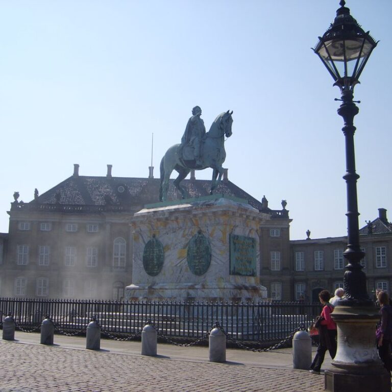 גם הדנים אינם בוחלים באנדרטאות