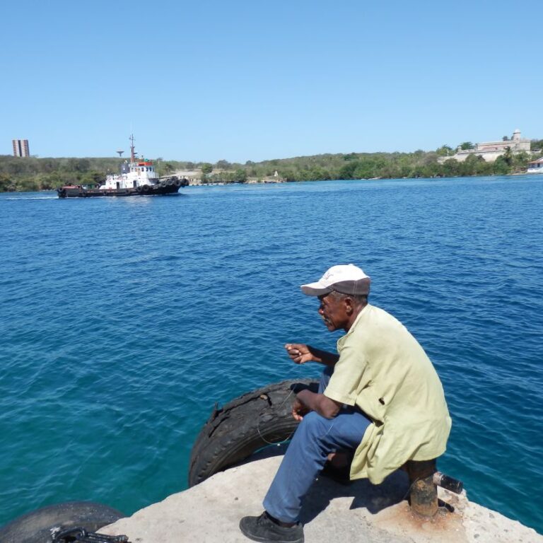 דייג קובני משלים את ארוחתו בדג