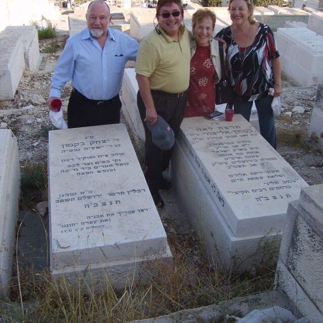 האחים והאחיות על קבר ההורים בהר הזיתים