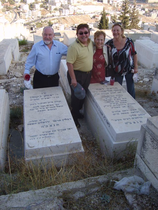 האחים והאחיות על קבר ההורים בהר הזיתים
