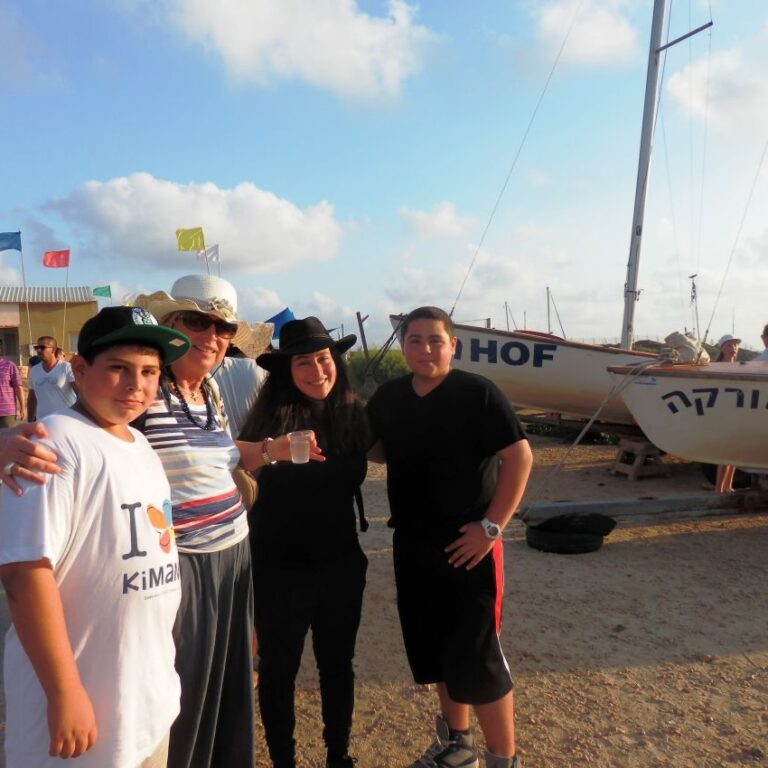 הנכדים בקייטנה בשדות ים עם ליהי וצביה ב-2013 ,ישראל