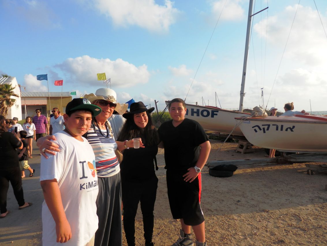 הנכדים בקייטנה בשדות ים עם ליהי וצביה ב-2013 ,ישראל