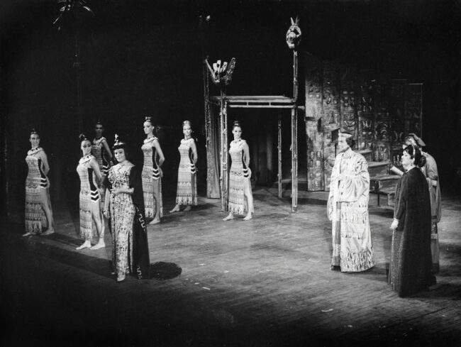 הצגת "שלמה המלך ושלמי הסנדלר" בו השתתפה חניתה כרקדנית