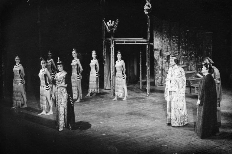 הצגת "שלמה המלך ושלמי הסנדלר" בו השתתפה חניתה כרקדנית