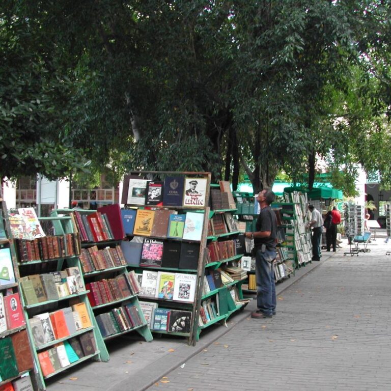 הקובנים אוהבים לקרוא, חנות ספרים בכיכר בהוואנה