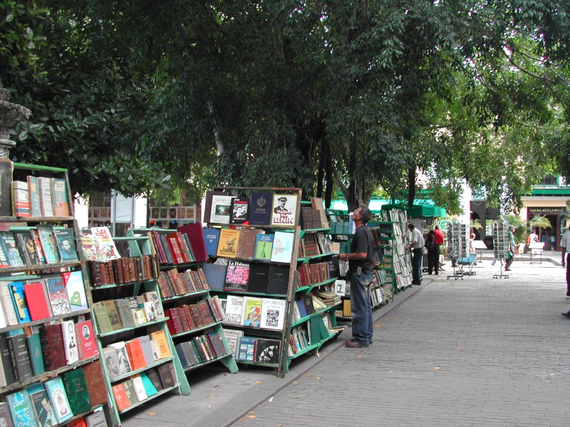 הקובנים אוהבים לקרוא, חנות ספרים בכיכר בהוואנה
