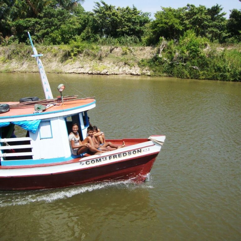 התחבורה המשפחתית לאורך הנהר