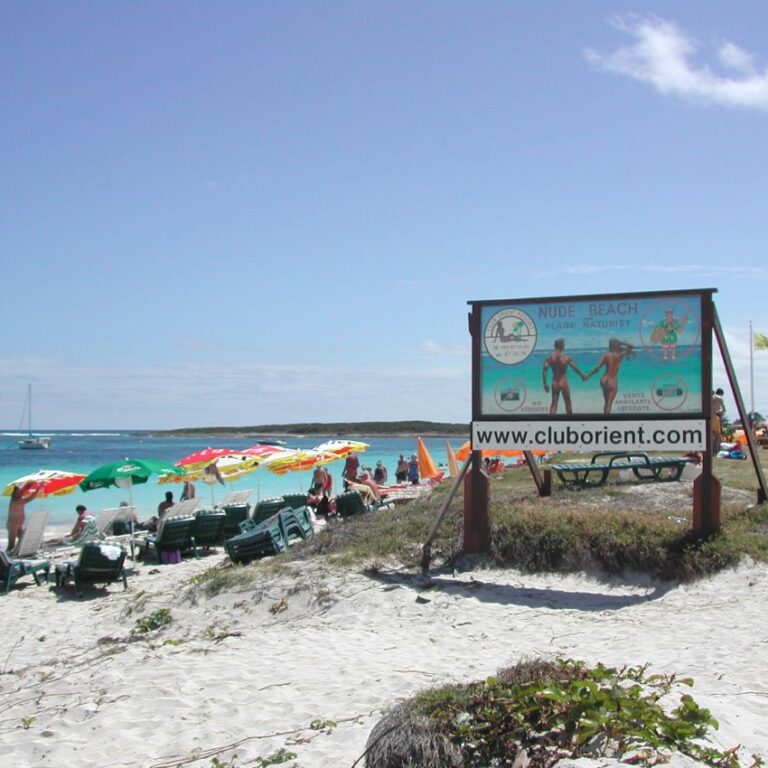 חוף הנודיסטים באי קאריבי