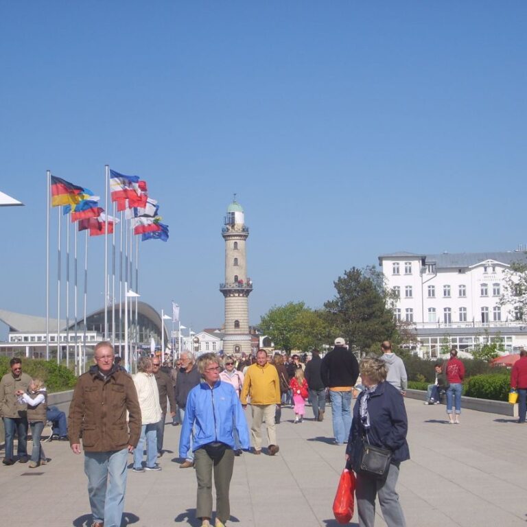 טיילת סקנדינבית ביום קיץ