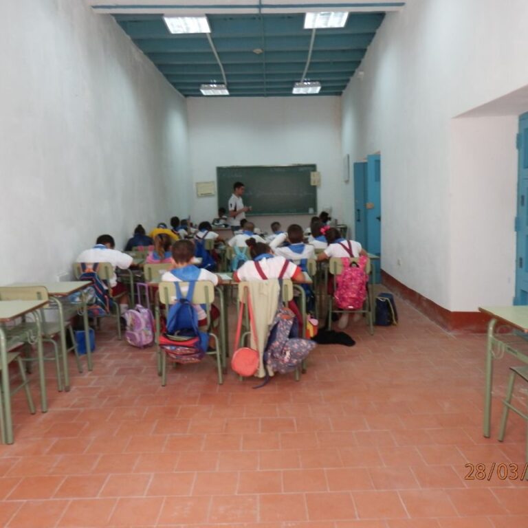 כיתה בקובה , מערכת חינוך מעולה וכלכלה דפוקה