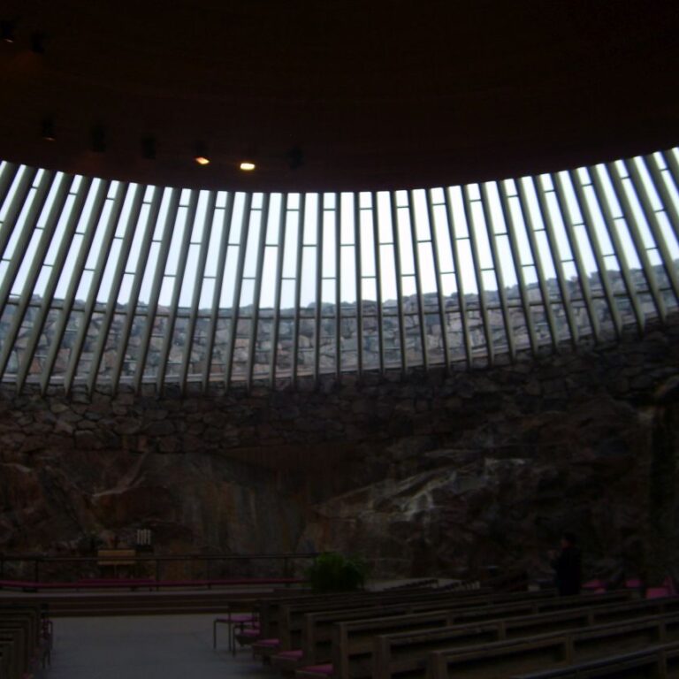 כנסית טמפליאוקיו מבפנים בהלסינקי