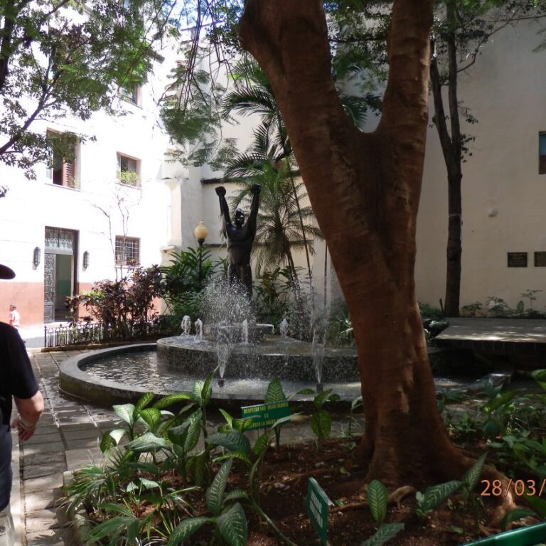 מהכיכרות הנחמדות בהוואנה