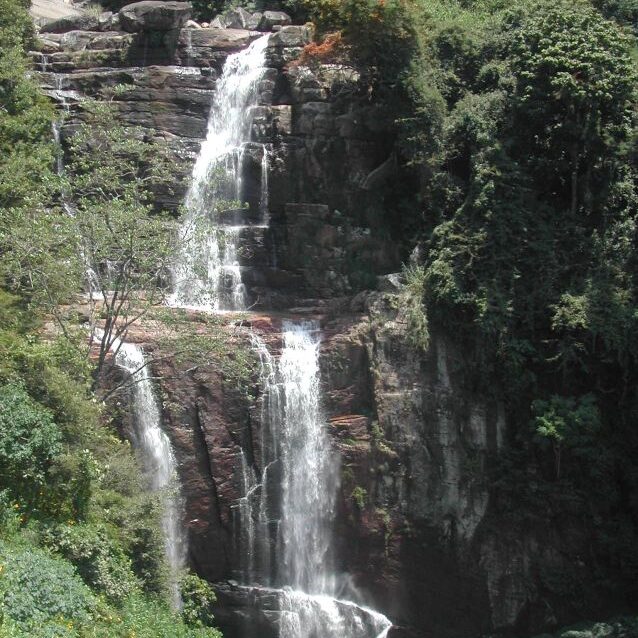 מפלי מים בהרי סרילנקה