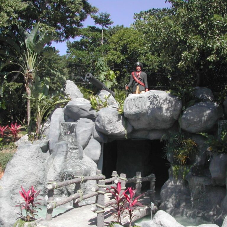 מקום המחבוא של הפיראט שחור הזקן במערה בהונדוראס