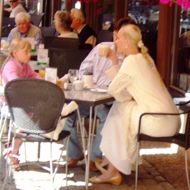 משפחה שבדית לוגמת קפה