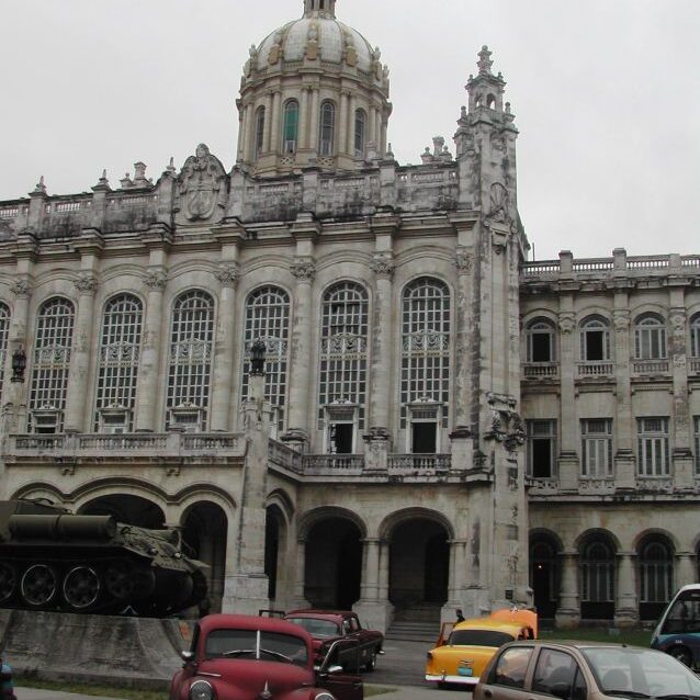 נותרו בהוואנה גם בניינים מרשימים