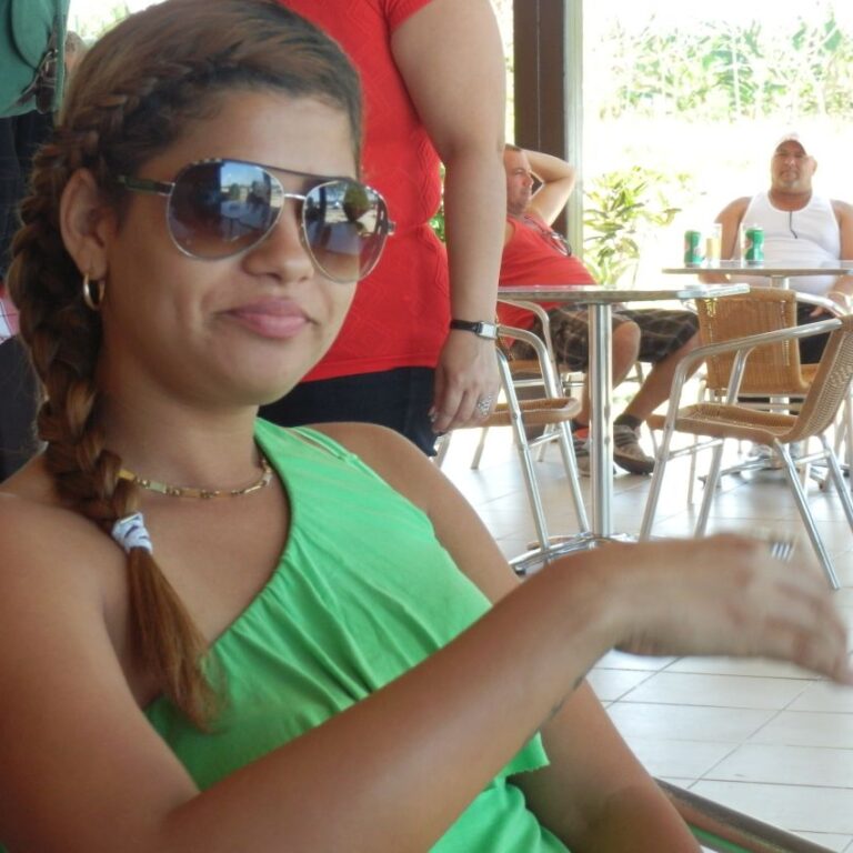 נערה קובנית-