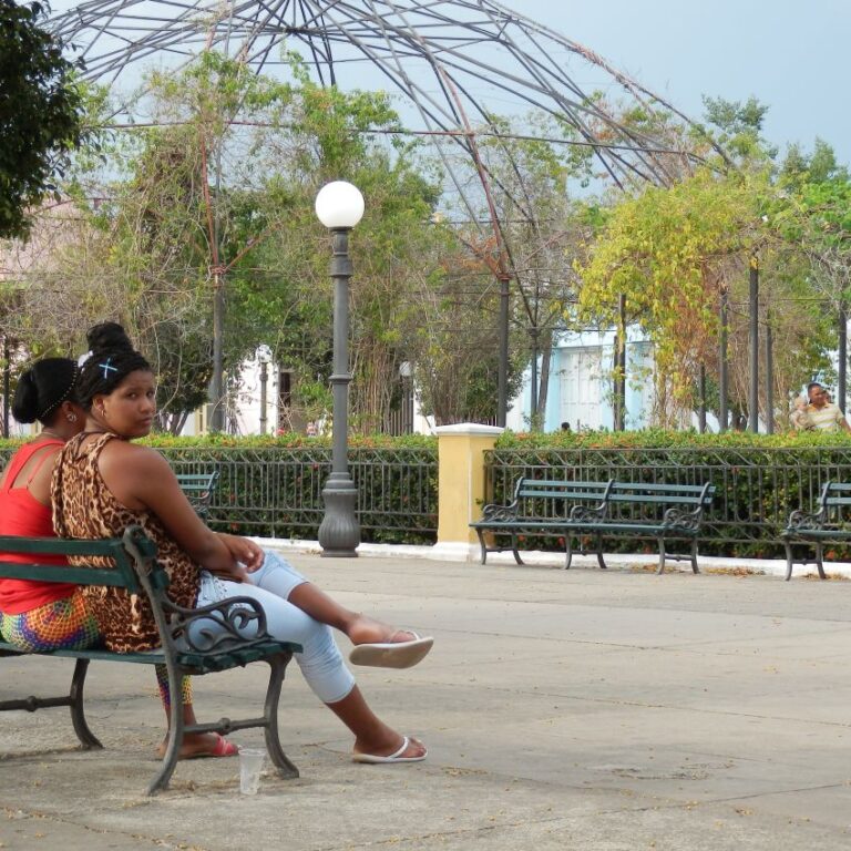 נשים קובניות בפארק בסנטיאגו