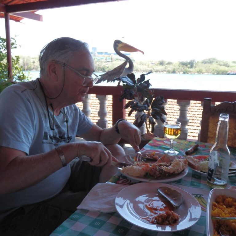 נתן נהנה מלובסטר קובני כאשר שקנאי ממתין לשאריות