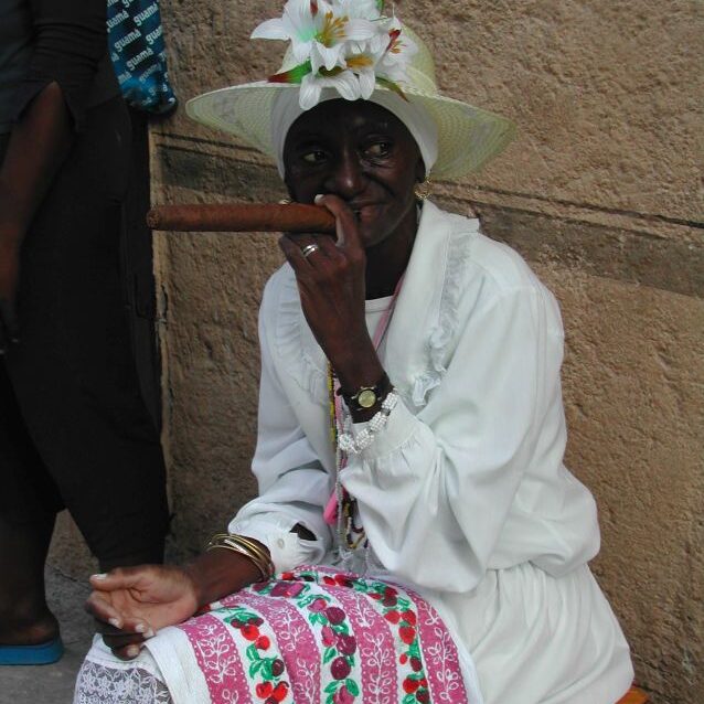 סיגר קובני בידי קובנית עסיסית