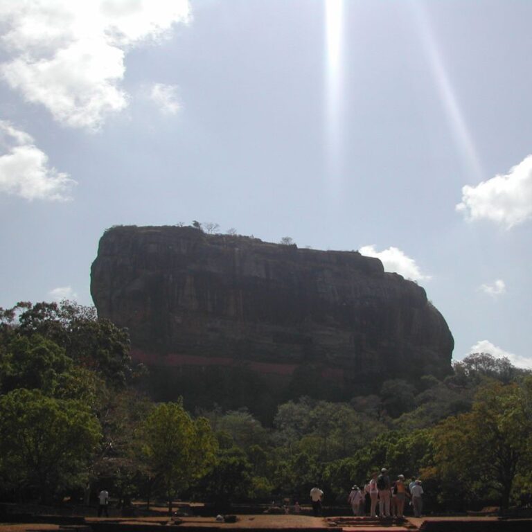 סלע האריה הענק בסיגיריה, כאשר גשם יורד המזרקות מתפקדות עד היום