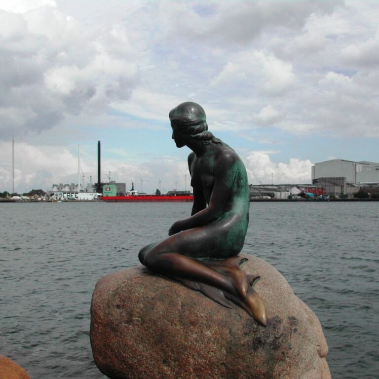 סמלה של העיר קופנהגן -בת הים הקטנה מספריו של האנס כריסטאן אנדרסן