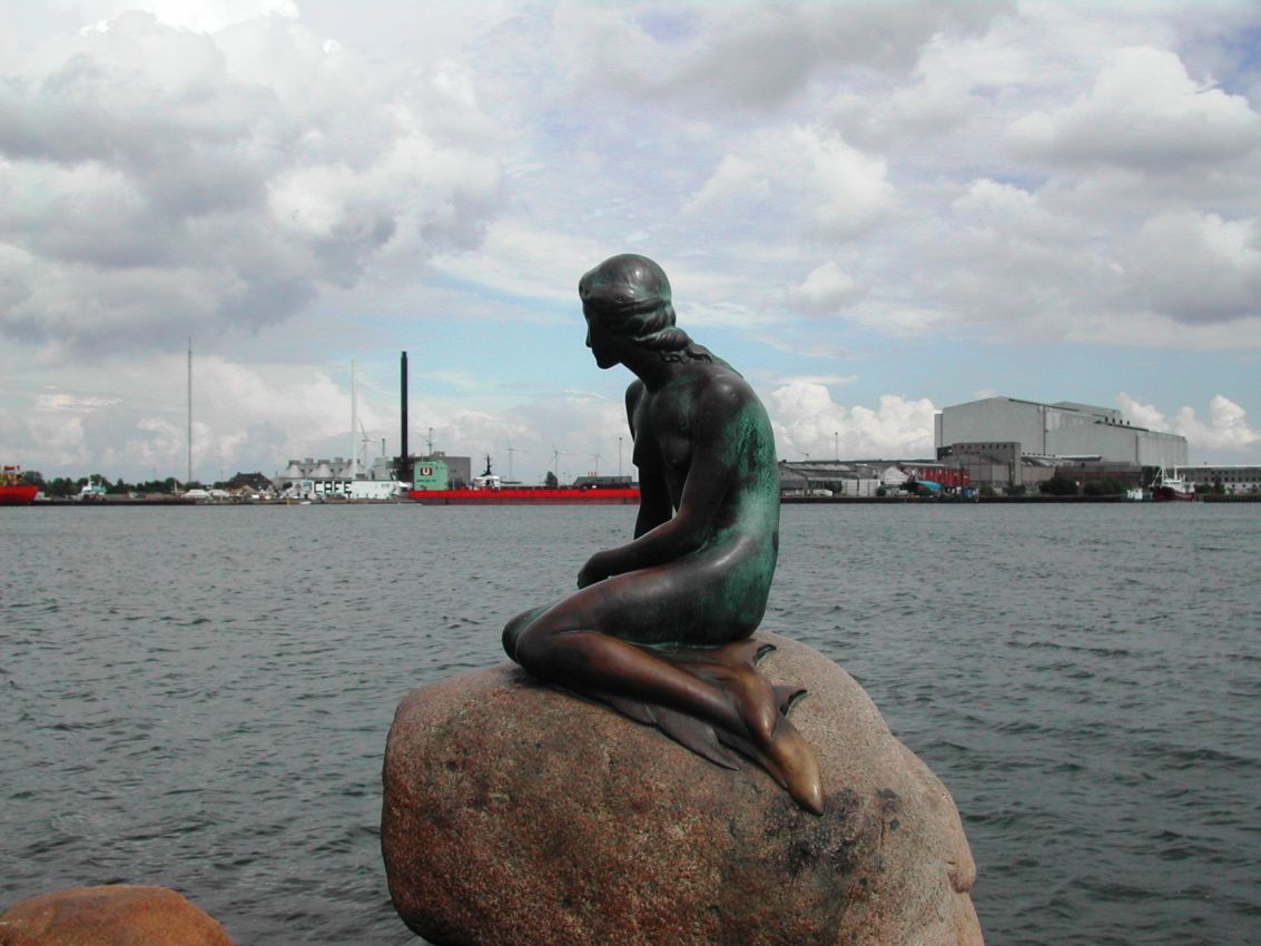 סמלה של העיר קופנהגן -בת הים הקטנה מספריו של האנס כריסטאן אנדרסן