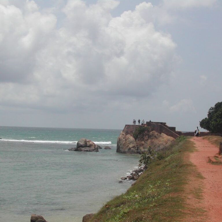 עיירת החוף גול בדרום האי עם המבצר