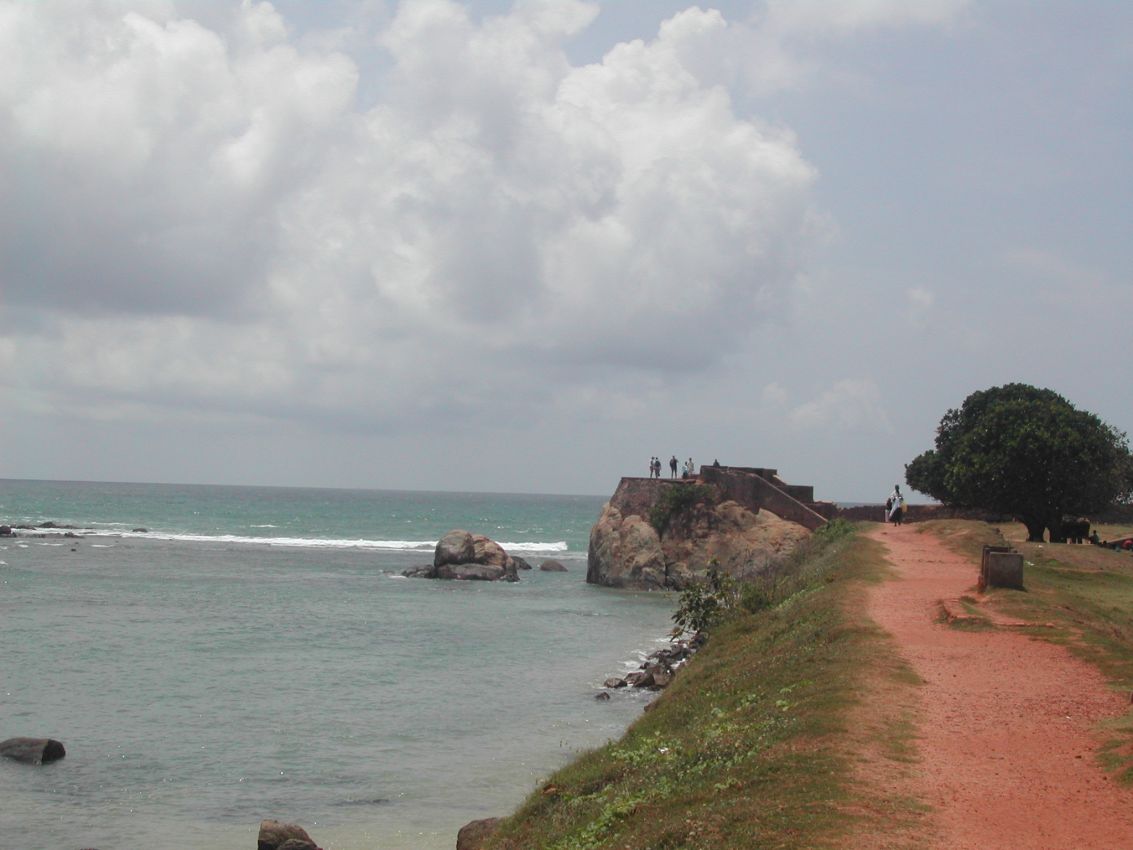עיירת החוף גול בדרום האי עם המבצר