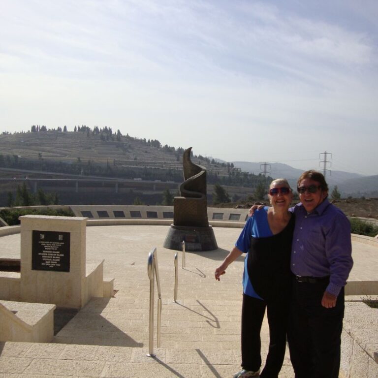 עם נורית על רקע אנדרטת אסון התאומים במוצא