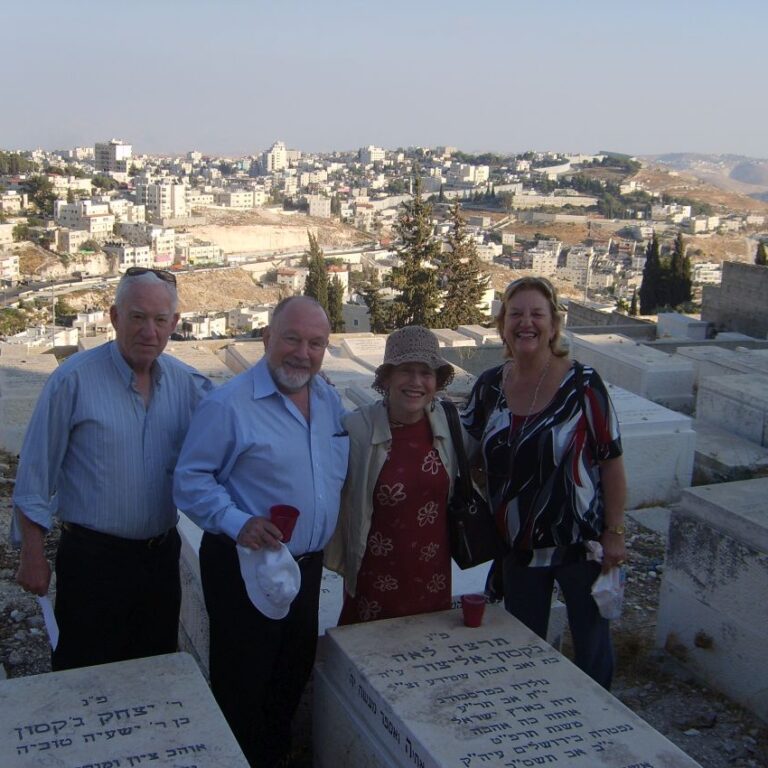 עליה לקבר של ההורים בהר הזיתים