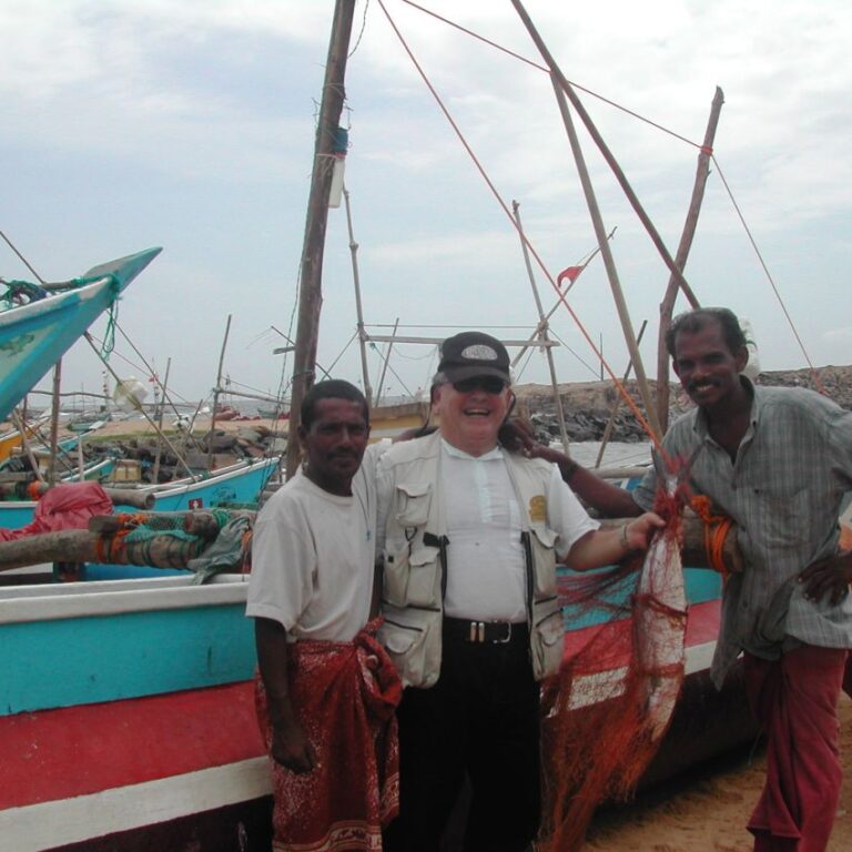 עם הדייגים שנותרו אחרי אסון הצונאמי