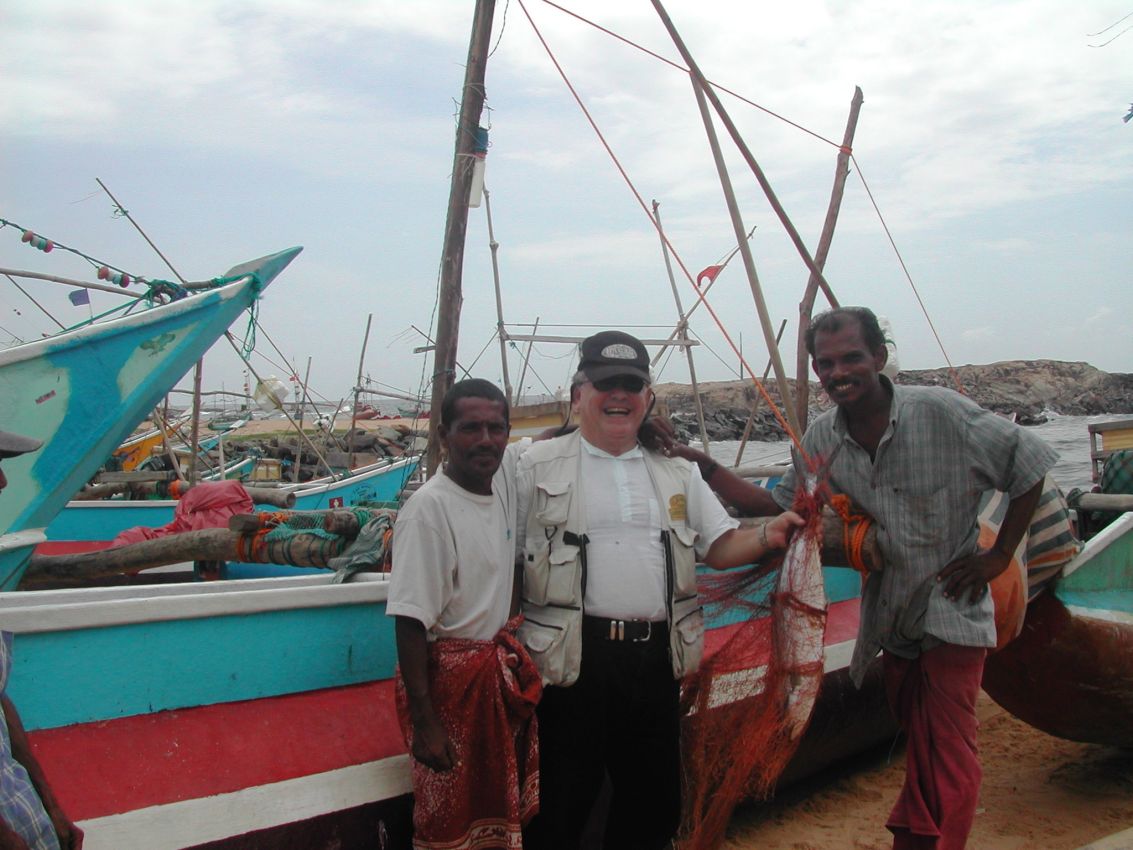עם הדייגים שנותרו אחרי אסון הצונאמי