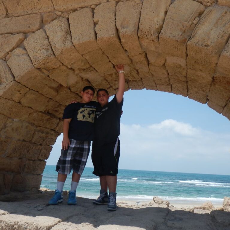 עם הנכדים בקיסריה , בקייטנת הקיץ- ישראל
