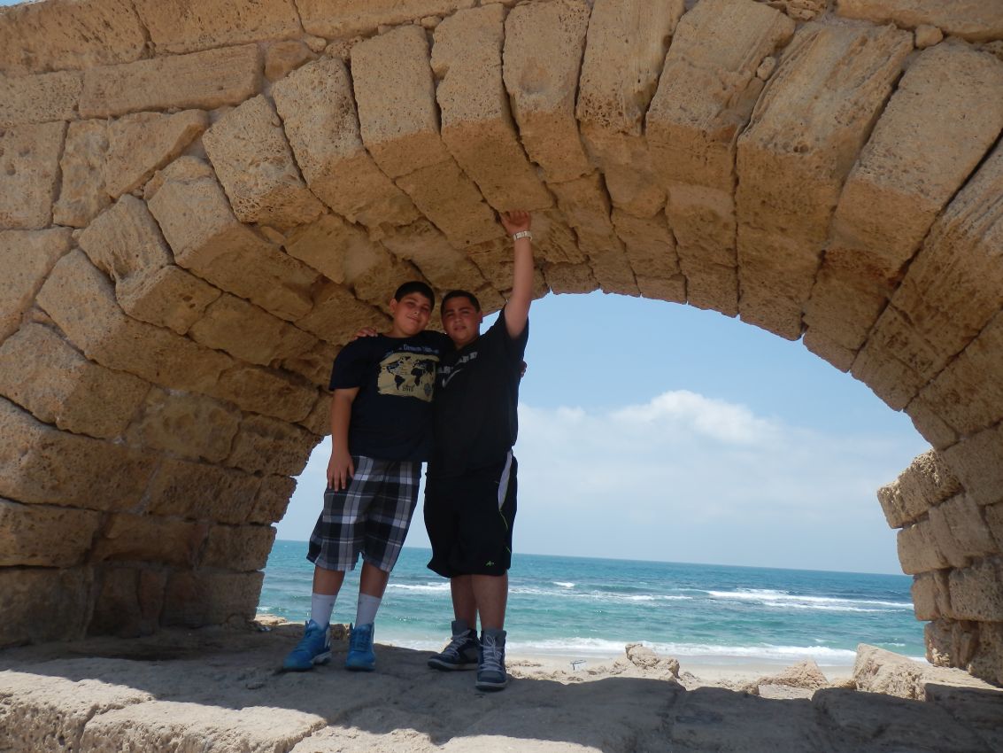 עם הנכדים בקיסריה , בקייטנת הקיץ- ישראל