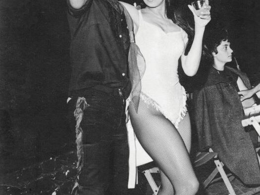 עם חניתה המחופשת במסיבת פורים בקאמרי