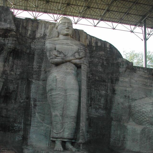 פסלי בודהא ענקיים באתר