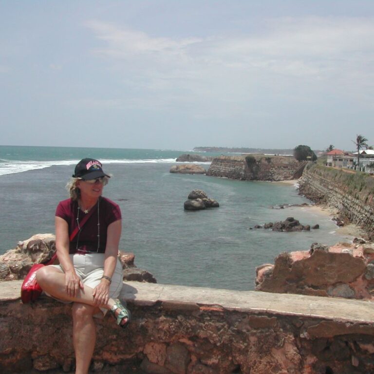 צביה על רקע המבצר בעיירה גול בדרום סרילנקה