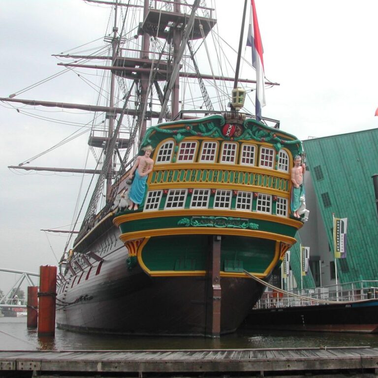 רפליקה של ספינה עתיקה בנמל קופנהגן