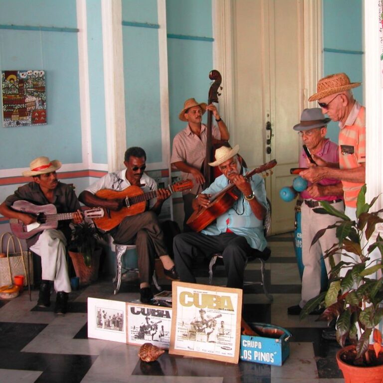 תזמורות קובניות כפטריות אחרי הגשם