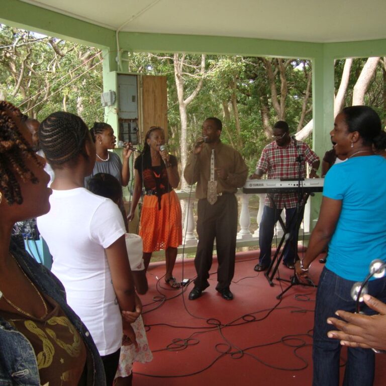 תפילה בכנסיה בגן בברבדוס