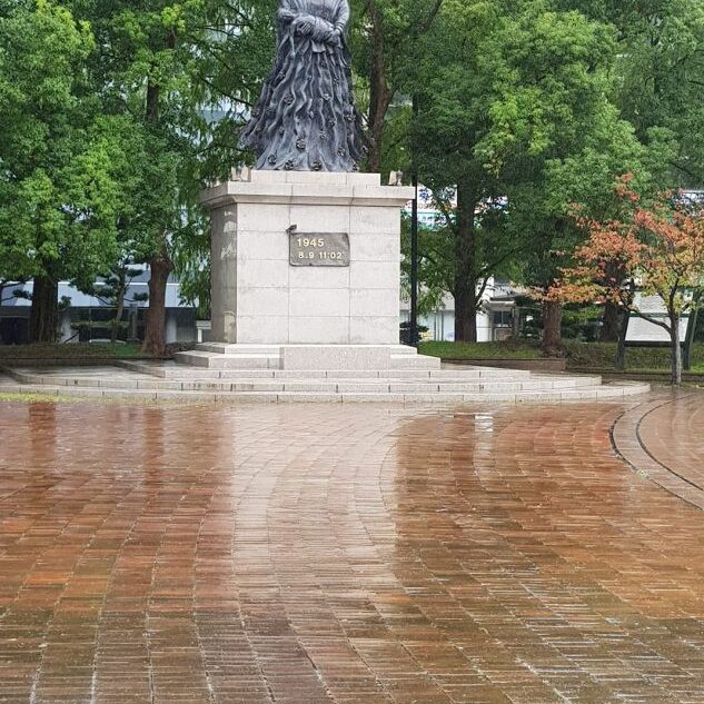 אם יפנית מחזיקה את עוללה המת בעיר נגאסקי ביפן