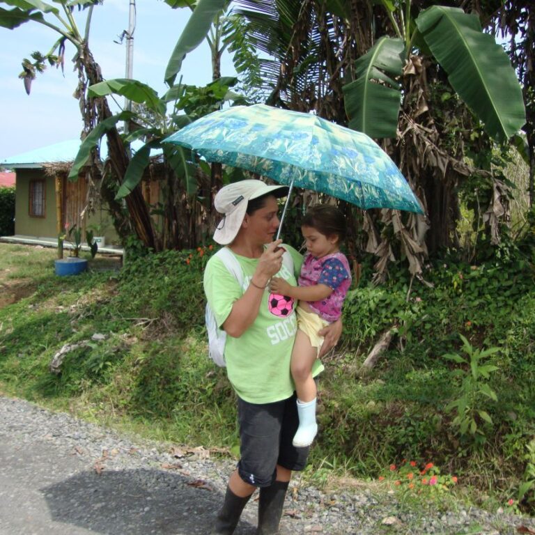 אם מגינה על עוללה מהשמש הקופחת