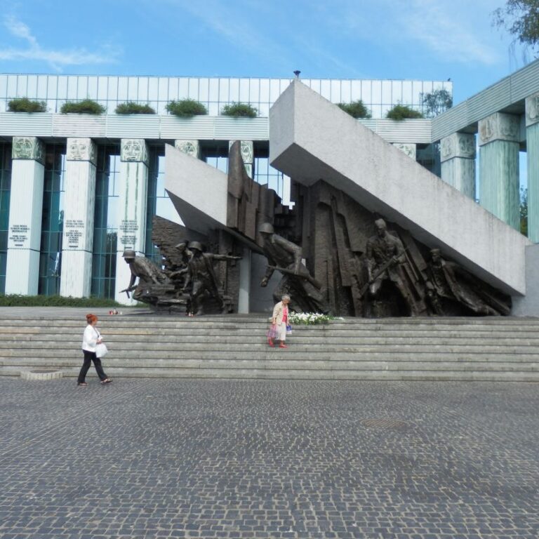 אנדרטה למרד הפולני בנאצים