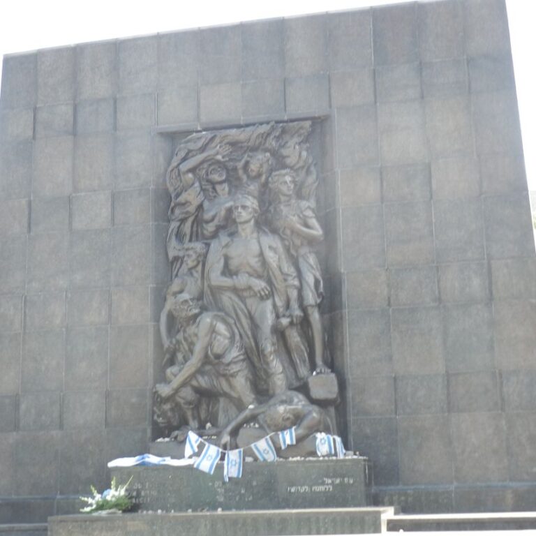 אנדרטת מרד גיטו וורשה, פולין-