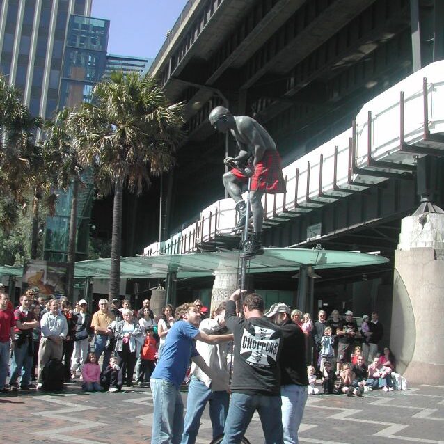 אקרובט רחוב בסידני בסיוע הקהל