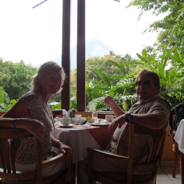 ארוחת בוקר למרגלות הר הגעש ארנל