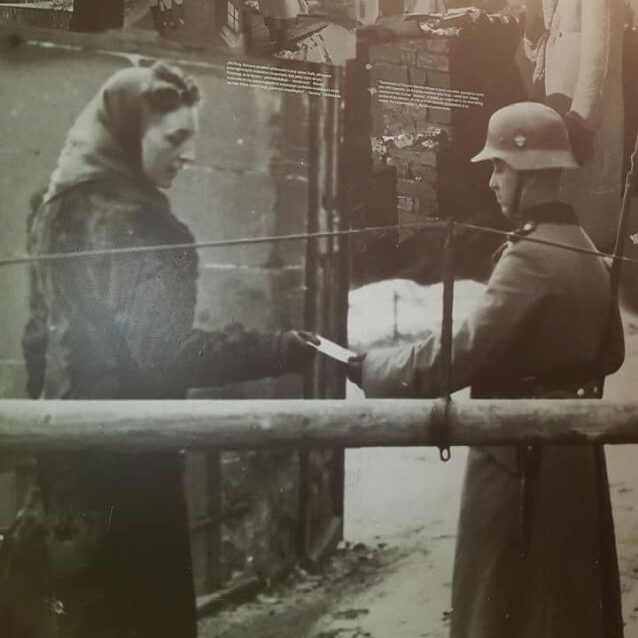 אשה יהודיה נבדקת בדרכה למפעל של שינדלר בקרקוב